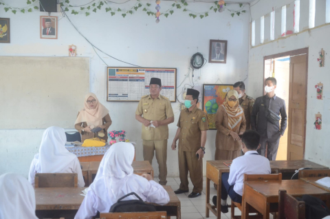 Gubernur (Wagub) Bengkulu Rosjonsyah mendorong semangat para siswa agar terus berprestasi ShareFacebookTwitterWhatsApp