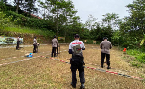 Tingkatkan Kemampuan Anggota, Polres Lebong Gelar Latihan Menembak