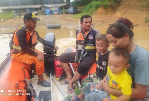 Korban Banjir Dievakuasi Basarnas