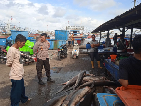 Patroli Siang, Personel Polsek KSKP Pulau Baai Datangi Para Nelayan