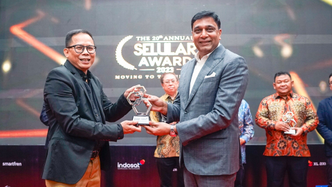 Presiden Director & CEO Indosat Ooredoo Hutchison, Vikram Sinha raih penghargaan CEO of The Year di Selular Award ke-20