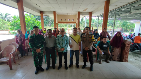 Bhabinkamtibmas Polsek Air Besi Hadiri Penyaluran BLT-DD di Desa Pasar Bembah