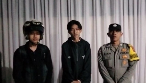 Personel Polsek Sindang Kelingi Laksanakan Pengawalan 2 Mahasiswa Pulang ke Lubuklinggau