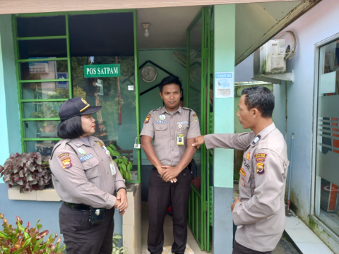 Sambangi Satpam yang Bertugas di RSUD, Sat Binmas Ingatkan Penyebaran Covid 