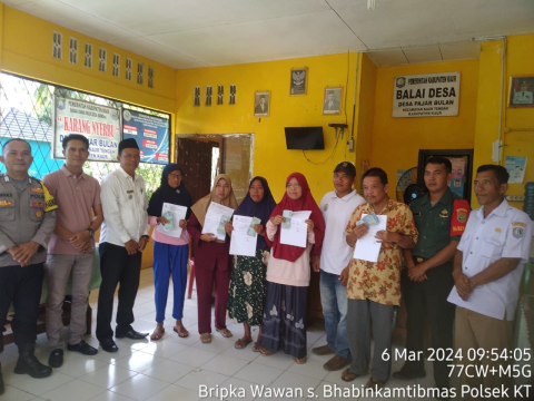 Hadiri Penyaluran BLT DD di Desa Binaan, Bhbainkamtibmas Pesankan Ini 