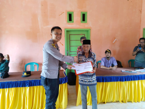 Kapolsek Hadiri Pembagian Bantuan Langsung Tunai (BLT) untuk Masyarakat