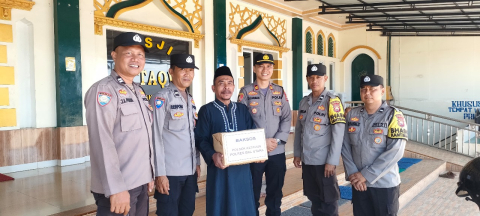 Kapolsek Ketahun Bagikan Baksos Pada Warga