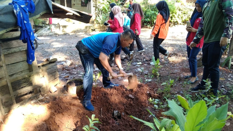 Cegah DBD Meluas Babinkamtibmas Polsek Batiknau Tumbuhkan Rasa Kebersamaan Dengan Gotong Royong Bersama Warga