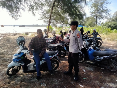 Personel Polsek KSKP Pulau Baai Patroli di Lokasi Kapal Karam Terbelah Sampaikan Imbauan Kamtibmas 