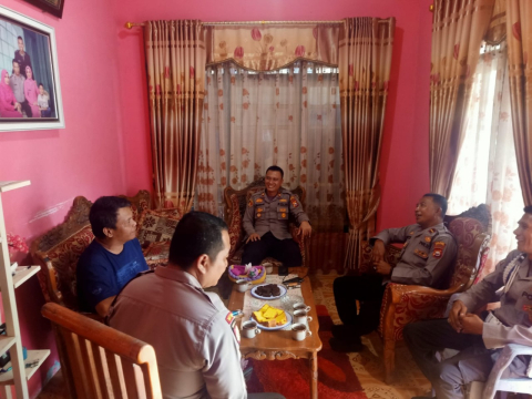 Kunjungi Anggotanya yang Sakit, Kapolsek Ketahun Berikan Motivasi dan Semangat