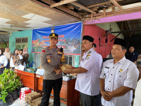 Peduli Stunting,  Polres Kaur Serahkan Bantuan Sosial di Desa Talang Marap 