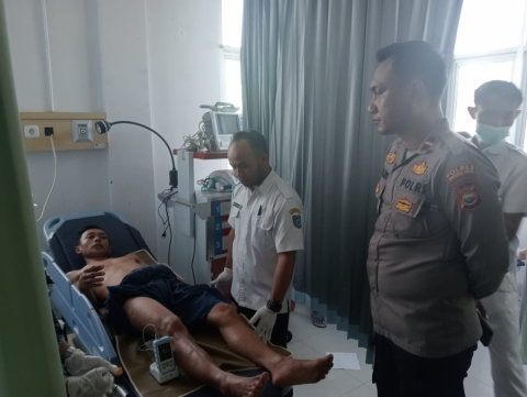Quick Respon, Kapolsek Batiknau Datangi TKP Laka Lantas dan Membawa Korban Ke RS Lagita