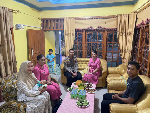 Wujud Kepedulian Pimpinan, Kapolsek dan Bhayangkari Kunjungi Istri Polri Pasca Lahiran