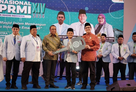 Prabowo Subianto Serahkan Bantuan 100 Unit Mobil Pemelihara Masjid Saat Munas BKPRMI di Medan