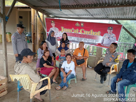 Bhabinkamtibmas Polsek Sindang Kelingi Jumat Curhat Dengarkan Aspirasi Warga 