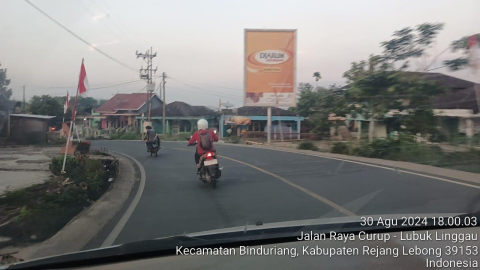 Berikan Keamanan, Polsek Sindang Kelingi Lakukan Pengawalan di Jalan Lintas