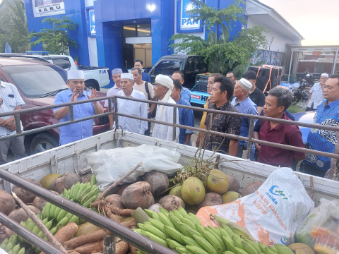 Niat Tulus Ingin Dipimpin Helmi, Warga Ini Sampai Berikan Hasil Bumi untuk Perjuangan