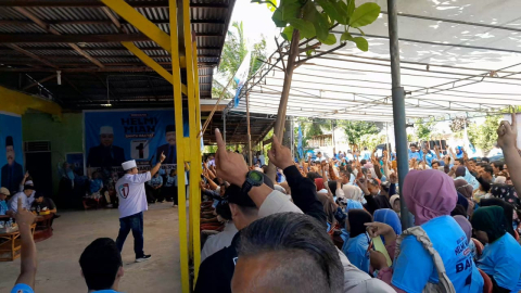 Ratusan Warga Kembang Seri Siap Kawal Helmi-Mian Sampai Jadi Gubernur