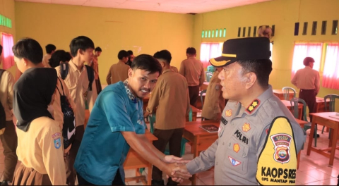 Silahturahmi Kamtibmas Kapolres Kaur Gerebek Rumah Masyarakat 