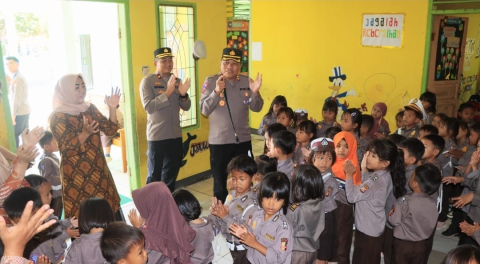 Kapolres Kaur Lakukan Sambang Door-to-Door Sampaikan Pesan Kamtibmas Jelang Pilkada