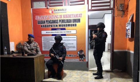 Personel Satgas OMP dan BKO Brimob Gelar Patroli Harkamtibmas Jelang Pilkada 2024 di Mukomuko