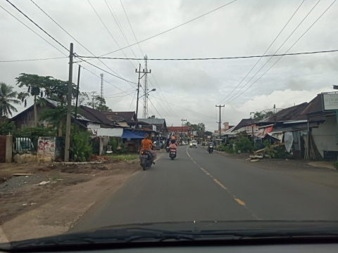 Polsek Sindang Kelingi Kawal Jalur Lintas Curup-Lubuk Linggau Demi Keamanan Pengendara