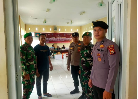 Personel TNI-Polri Mukomuko Amankan Rapat Pleno Rekapitulasi Pilkada 2024 Hari Kedua