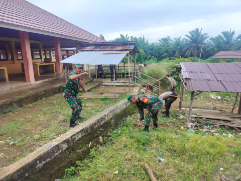 Sinergitas TNI-Polri dan Masyarakat, Polsek Seluma Timur dan Kodim 0425 Gelar Karya Bakti di Pasar Induk Sembayat