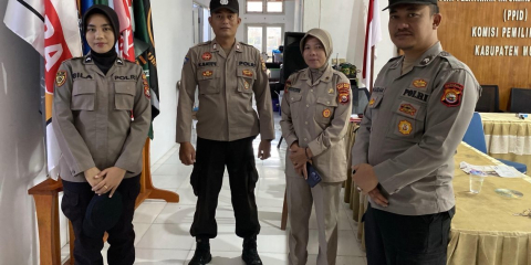 Situasi Kondusif Pasca Pilkada, Polres Mukomuko Tetap Siaga Personel Pam di Kantor KPU