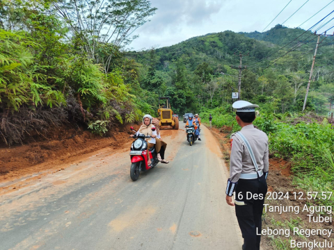Satlantas Polres Lebong Monitoring Pembersihan Tanah Longsor