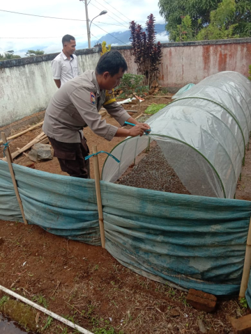 Dukung Ketahanan Pangan, Bhabinkamtibmas Sambang ke Kebun Warga