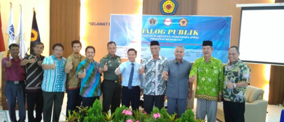 Dialog Publik PWI Provinsi Bengkulu di Aula UNIHAZ Bekngkulu, Kamis (19/10/2017).
