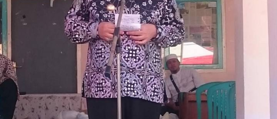 Penjabat Walikota Bengkulu Budiman Ismaun bagikan  500 paket sembako murah Kerjasama antara Kementerian Perdagangan Republik Indonesia dengan PT. Astra Group di Kelurahan Lempuing, Kecamatan Ratu Agung, Selasa (29/05/2018).