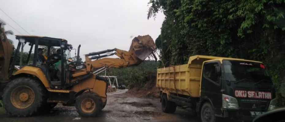 Akibat Hujan Deras, Jalan Lintas Kaur Longsor