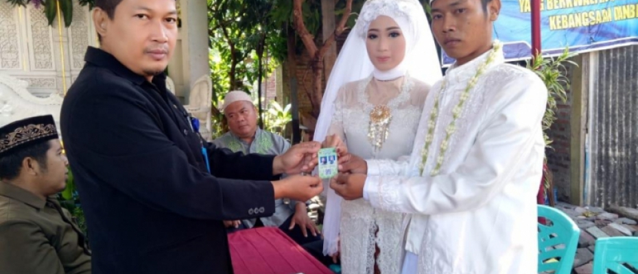 Pemeberian Kartu Nikah