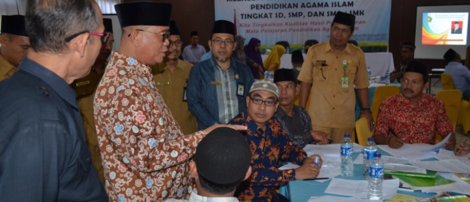 Kakanwil saat meninjau langsung kegiatan penulisan master soal PAI