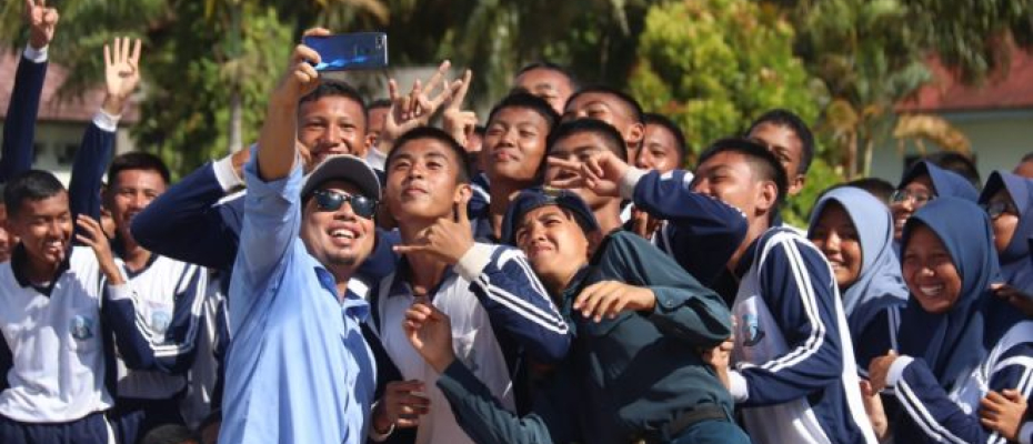 Wakil Walikota Bengkulu Dedy Wahyudi selfie bersama siswa SMAN7