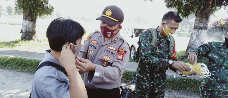 Pembagian Masker Oleh TNI-Polri