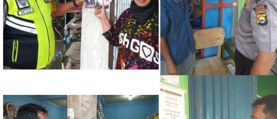 Petugas menempelkan imbauan di tempat keramaian