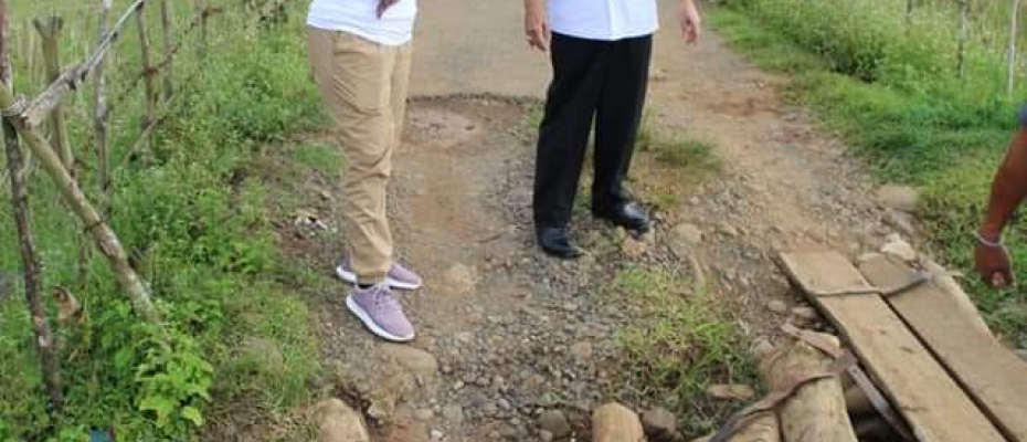 Evi Susanti Waka II DPRD Bengkulu Tengah Tinjau Jalan Rusak