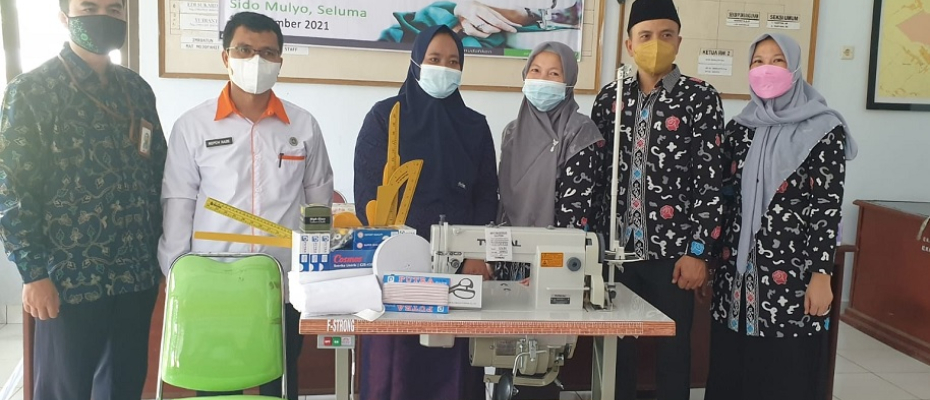 Kepala Seksi Pemberdayaan Zakat Bidang Penerangan Agama Islam Zakat dan Wakaf Hj Septy Veronika M.Si mewakili Kakanwil Kemenag Dr H Zahdi Taher M.HI menyerahkan bantuan mesin jahit berikut paket perlengkapan, kepada sepuluh orang warga Kelurahan Desa Sidomulyo Kabupaten Seluma