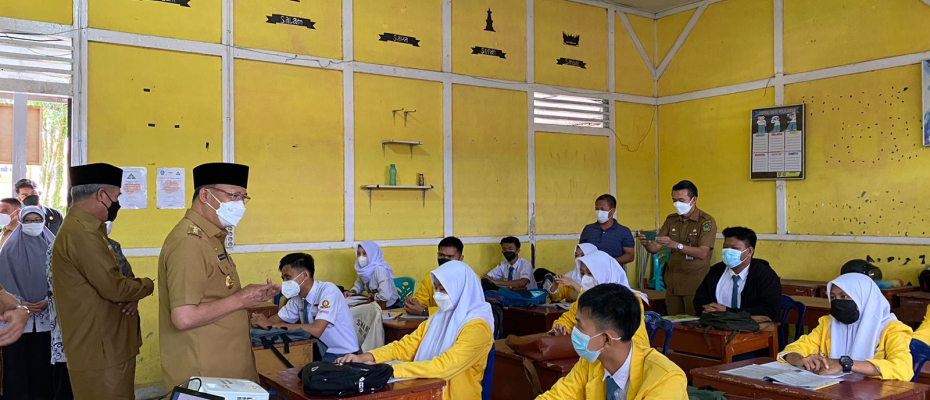 Gubernur Bengkulu Rohidin Mersyah meninjau pelaksanaan Pembelajaran Tatap Muka Terbatas (PTMT) beberapa sekolah mulai dari tingkat Sekolah Menengah Atas (SMA), Sekolah Menengah Pertama (SMP) dan Sekolah Dasar (SD) di kabupaten Rejang Lebong