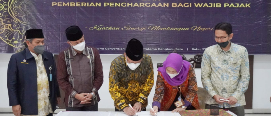 Gubernur Rohidin pada kegiatan Pencanangan Zona Integritas Menuju Wilayah Bebas Korupsi (WBK) dan Wilayah Birokrasi Bersih Melayani (WBBM) dan Kegiatan Tax Gathering KPP Pratama Bengkulu Satu ShareFacebookTwitterWhatsApp