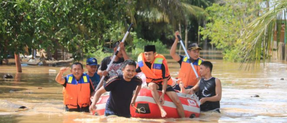 Personel Damkar Evakuasi Warga Terdampak Banjir dan Barang Berharga