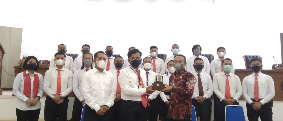 Kasat Reskrim Polres Kepahiang AKP Welliwanto Malau beserta jajarannya mendapat penghargaan dari Ketua DPRD Kepahiang Windra Purnawan S.P ShareFacebookTwitterWhatsApp