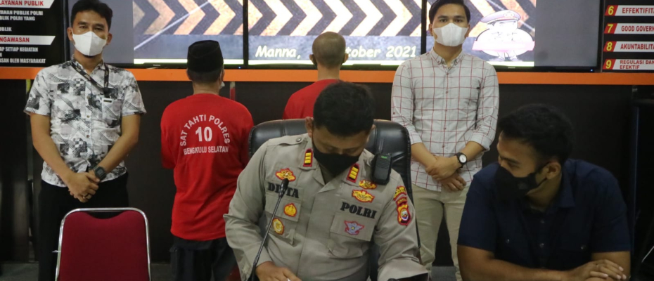 Kepsek dan Bendahara SMKN 5 BS saat diamankan petugas