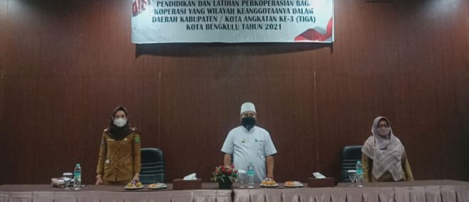 Wali Kota Bengkulu Helmi Hasan didampingi Staf Ahli  bidang Hukum dan Politik Zuliyati dan Kadiskop dan UMKM Nurlia Dewi saat membuka kegiatan pendidikan dan pelatihan perkoperasian