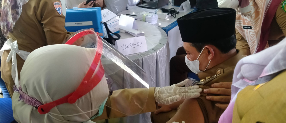 Wakil Walikota Dedy Wahyudi saat divaksin