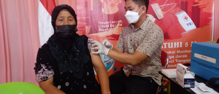 asyarakat melakukan vaksinasi Covid-19 di markas PMI Rejang Lebong