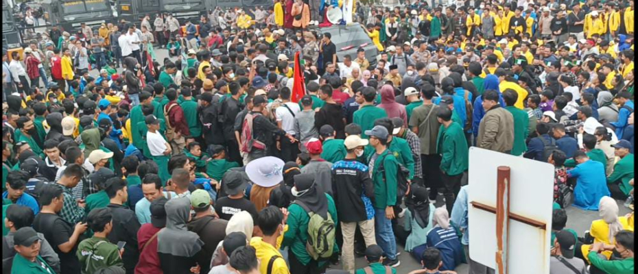 Demo menolak kenaikan BBM di depan DPRD Provinsi Bengkulu